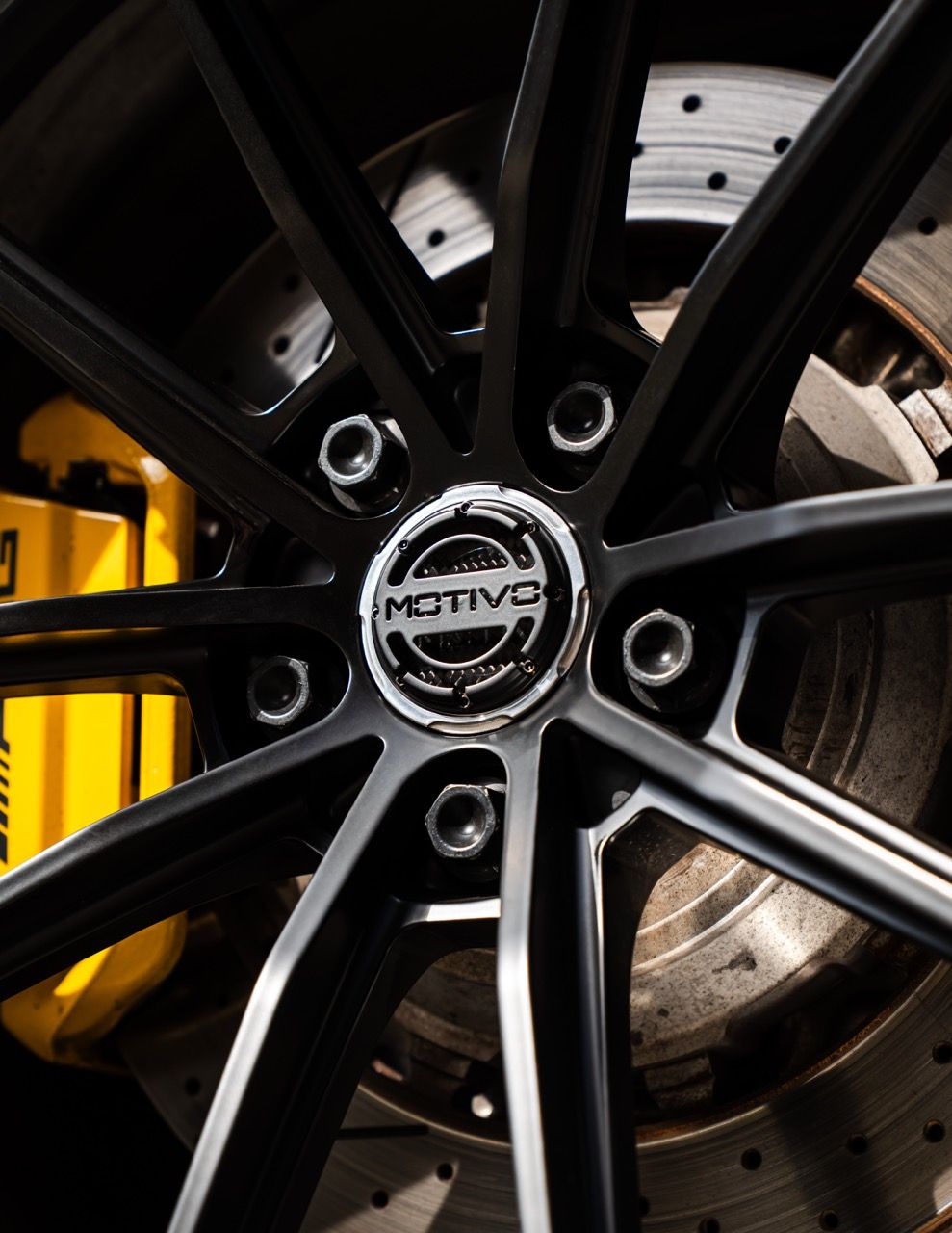 Mercedes-Benz AMG GTR with Motivo Forged CS-N custom wheels in frozen black face and gloss polished clear lip wheel badge view