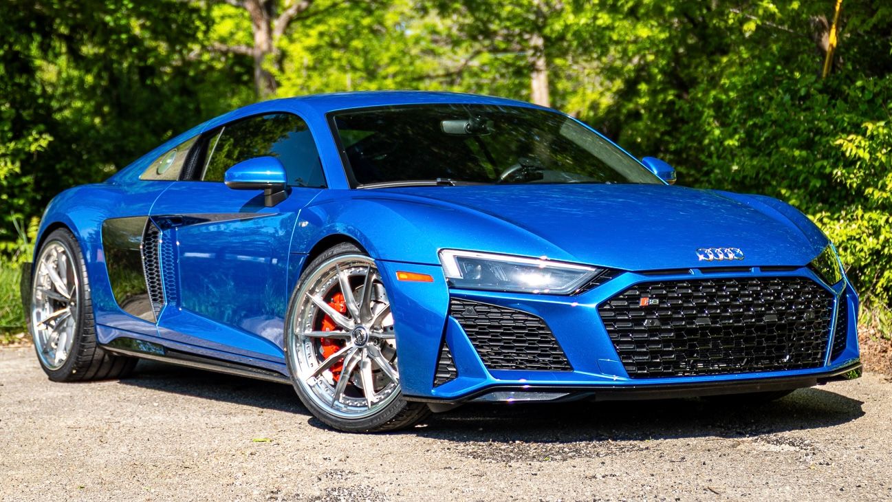 Gen 3 Audi R8 with Motivo Forged CS-M custom wheels in frozen brushed gunmetal face and gloss polished clear lip side view
