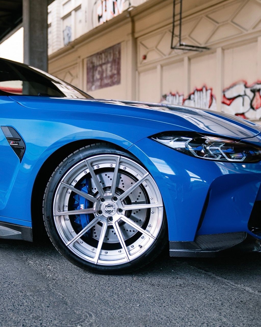 BMW M4 with Motivo Forged CS-U custom wheels in gloss polished clear face and brushed clear barrel wheel view