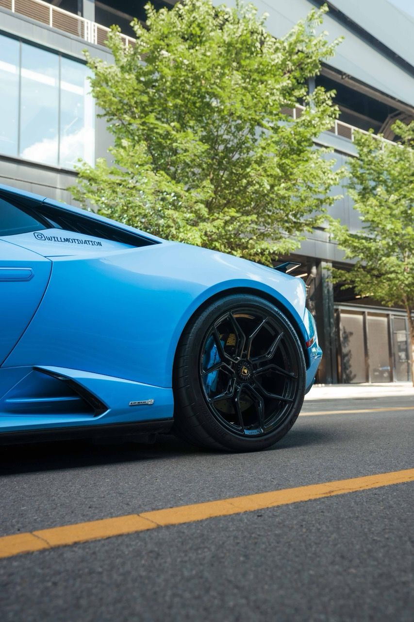 Lamborghini Huracan Tecnica with Motivo Forged MB-L custom wheels in gloss black face side view — view 25