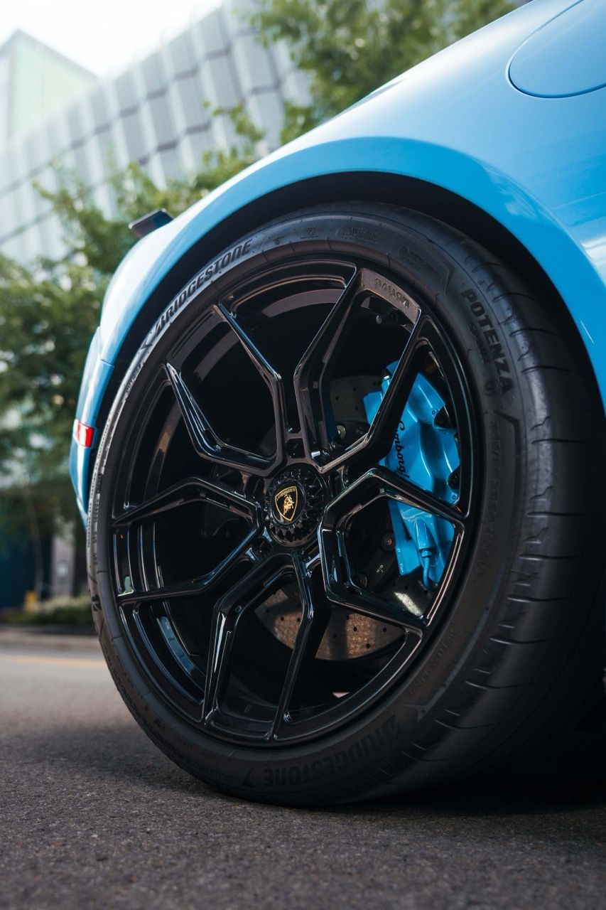 Lamborghini Huracan Tecnica with Motivo Forged MB-L custom wheels in gloss black face side view — view 6