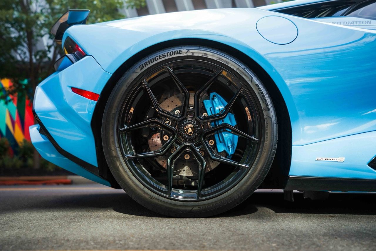 Lamborghini Huracan Tecnica with Motivo Forged MB-L custom wheels in gloss black face side view — view 34