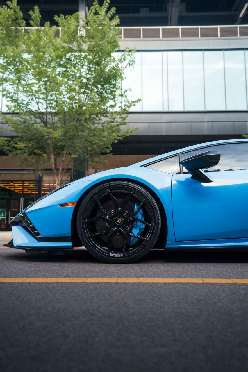Lamborghini Huracan Tecnica with Motivo Forged MB-L custom wheels in gloss black face side view — view 11