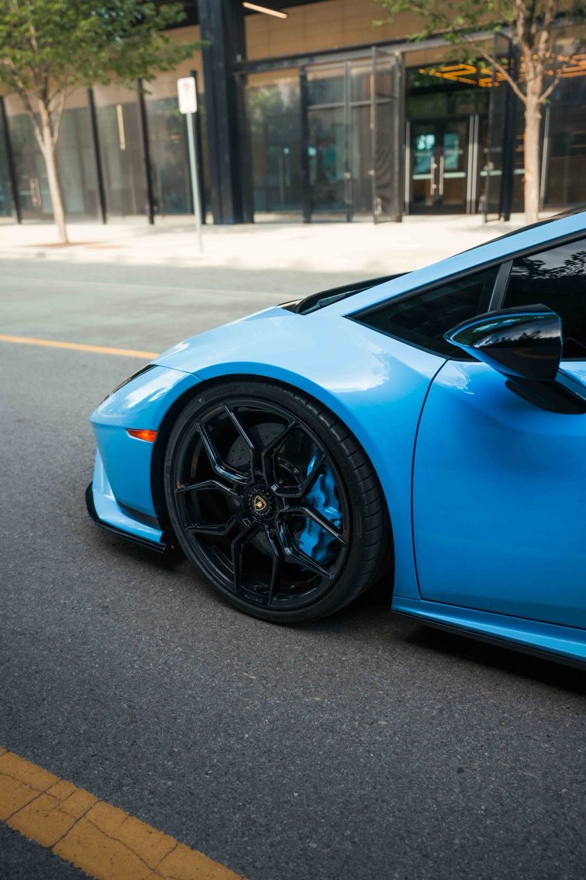 Lamborghini Huracan Tecnica with Motivo Forged MB-L custom wheels in gloss black face side view — view 27