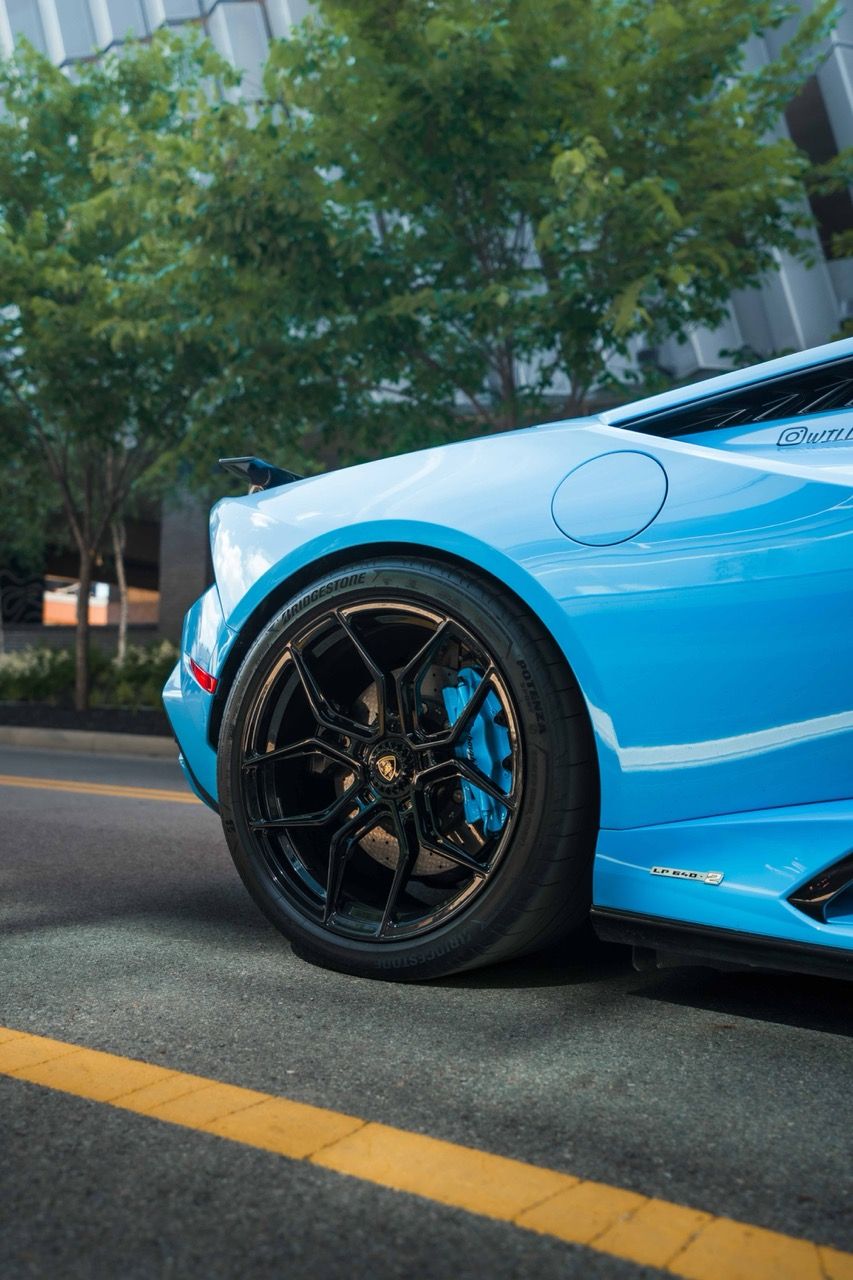 Lamborghini Huracan Tecnica with Motivo Forged MB-L custom wheels in gloss black face side view — view 31