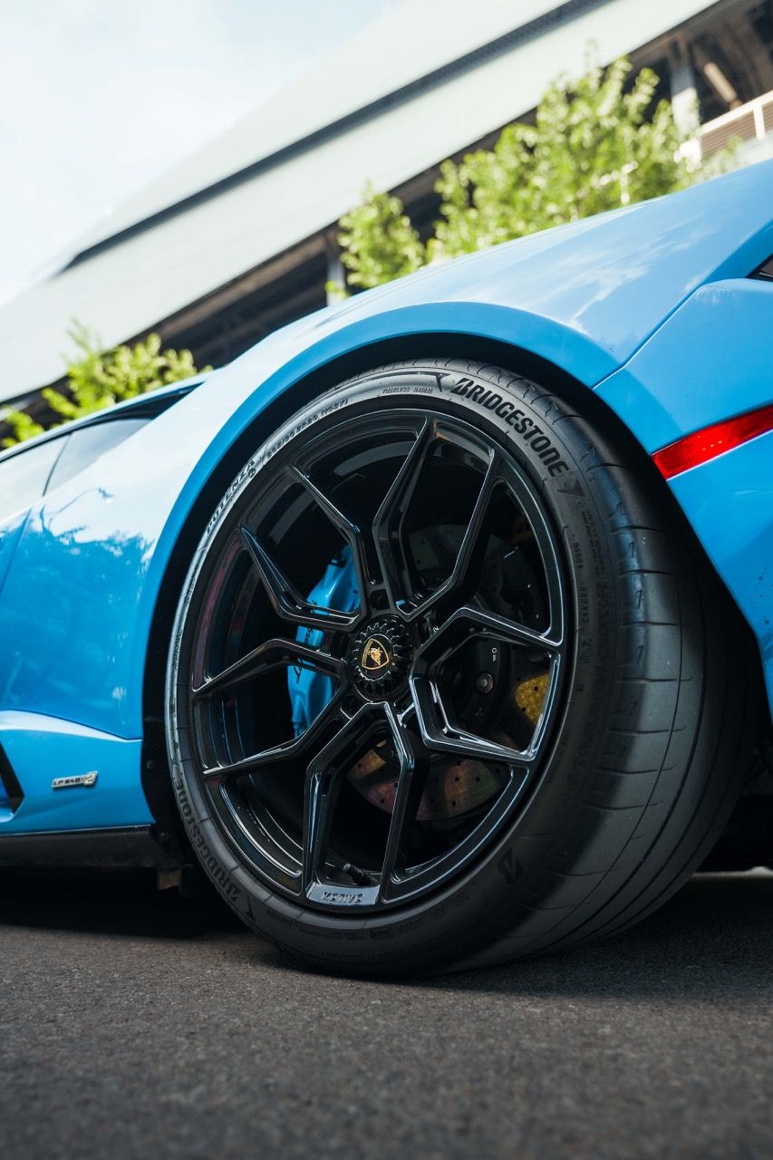 Lamborghini Huracan Tecnica with Motivo Forged MB-L custom wheels in gloss black face side view — view 5