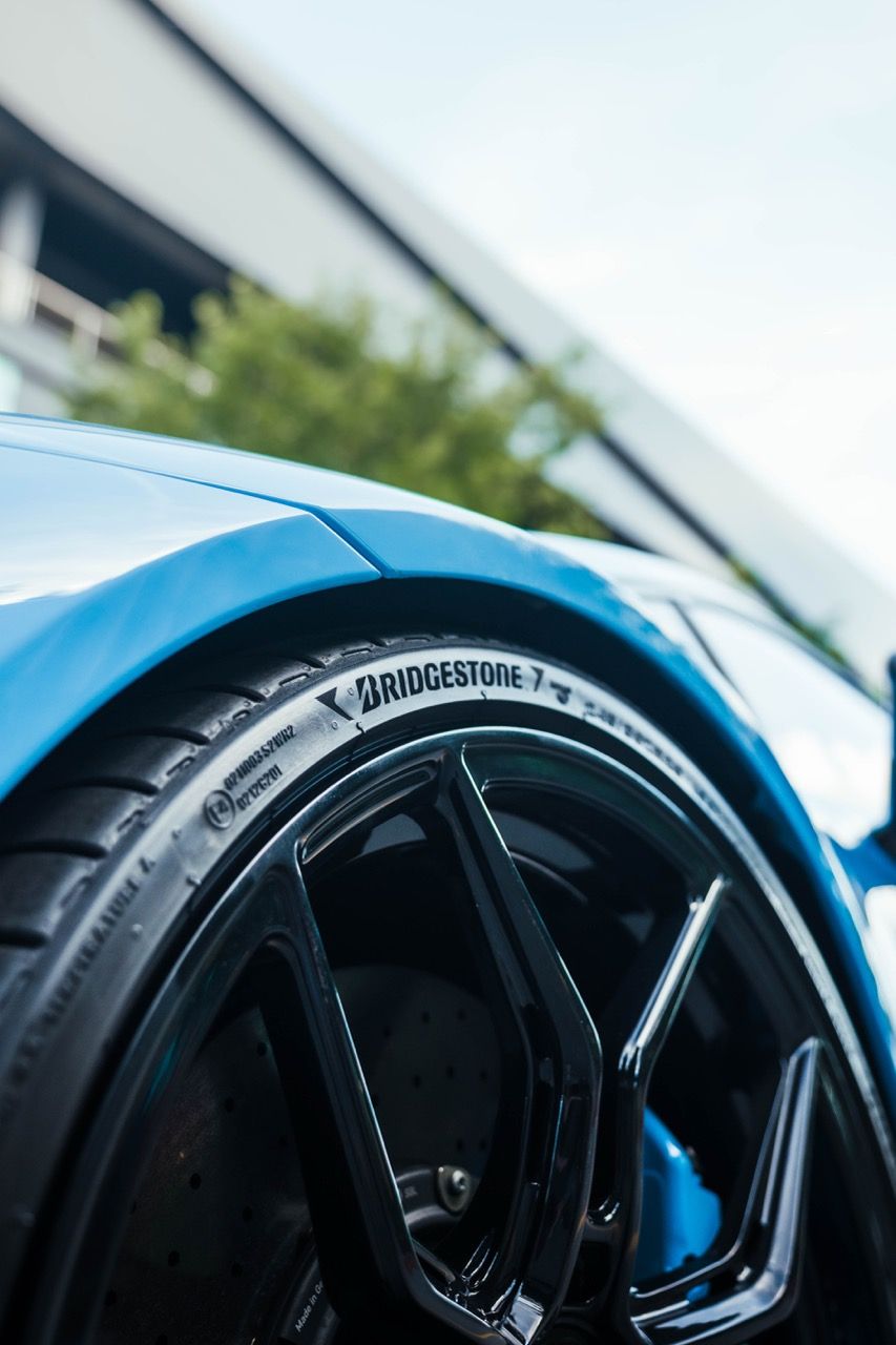 Lamborghini Huracan Tecnica with Motivo Forged MB-L custom wheels in gloss black face side view — view 30