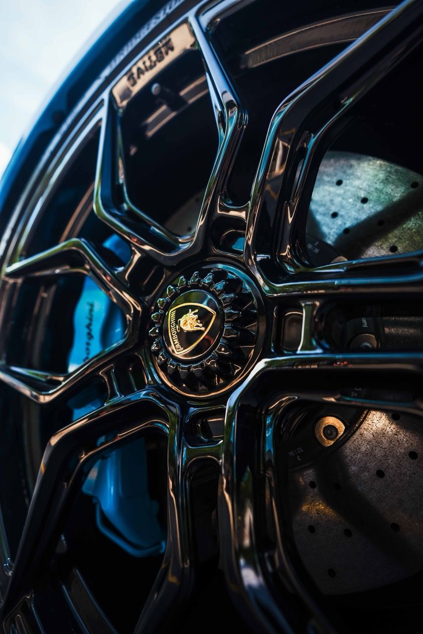 Lamborghini Huracan Tecnica with Motivo Forged MB-L custom wheels in gloss black face close up wheel view