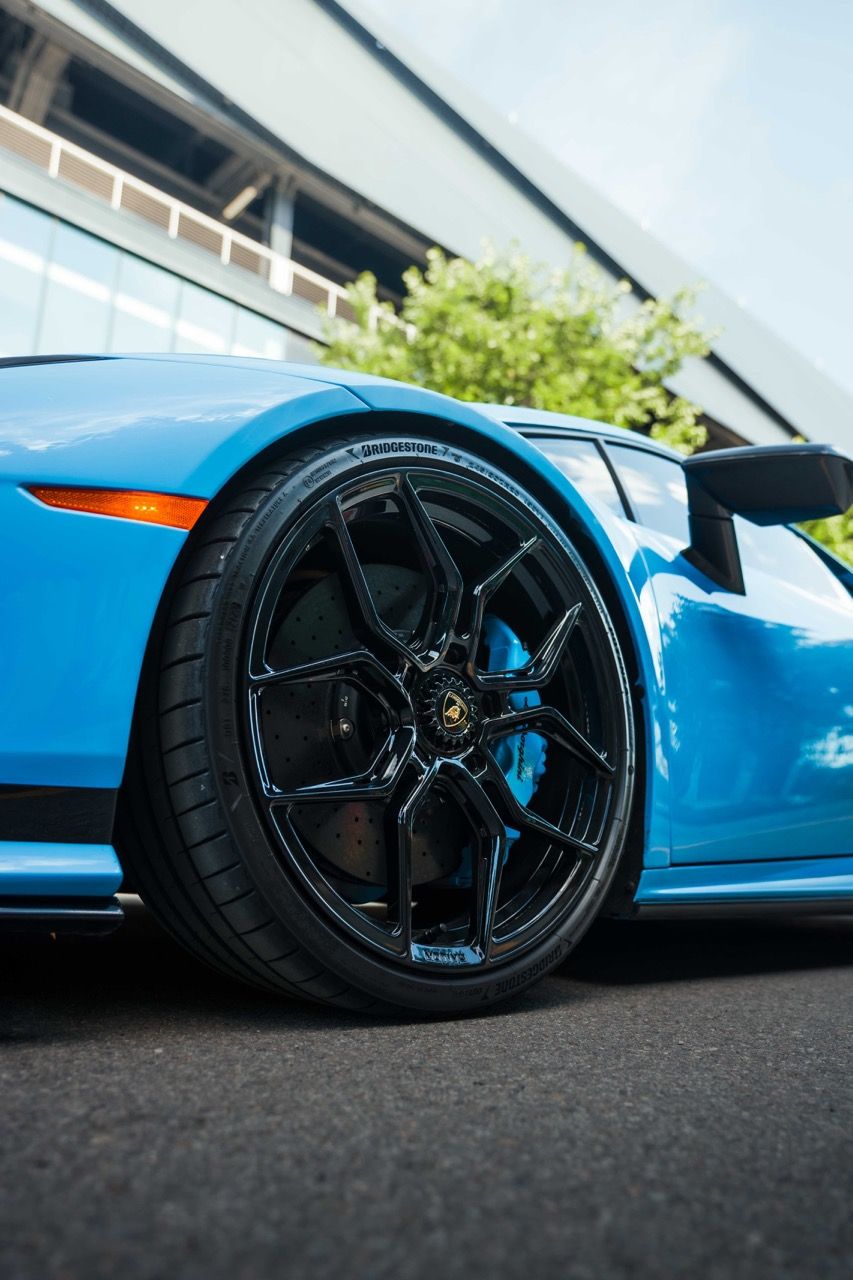 Lamborghini Huracan Tecnica with Motivo Forged MB-L custom wheels in gloss black face wheel view