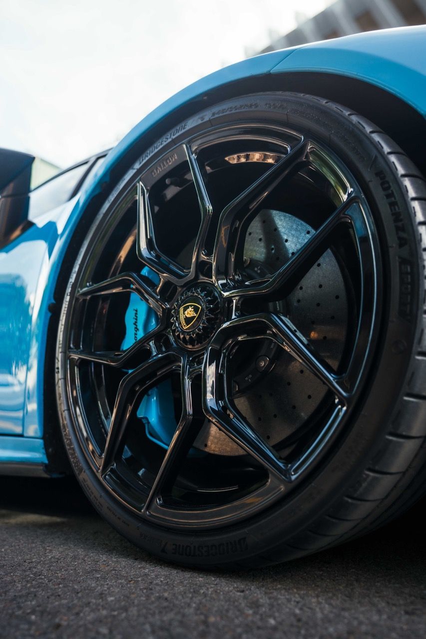 Lamborghini Huracan Tecnica with Motivo Forged MB-L custom wheels in gloss black front wheel side view