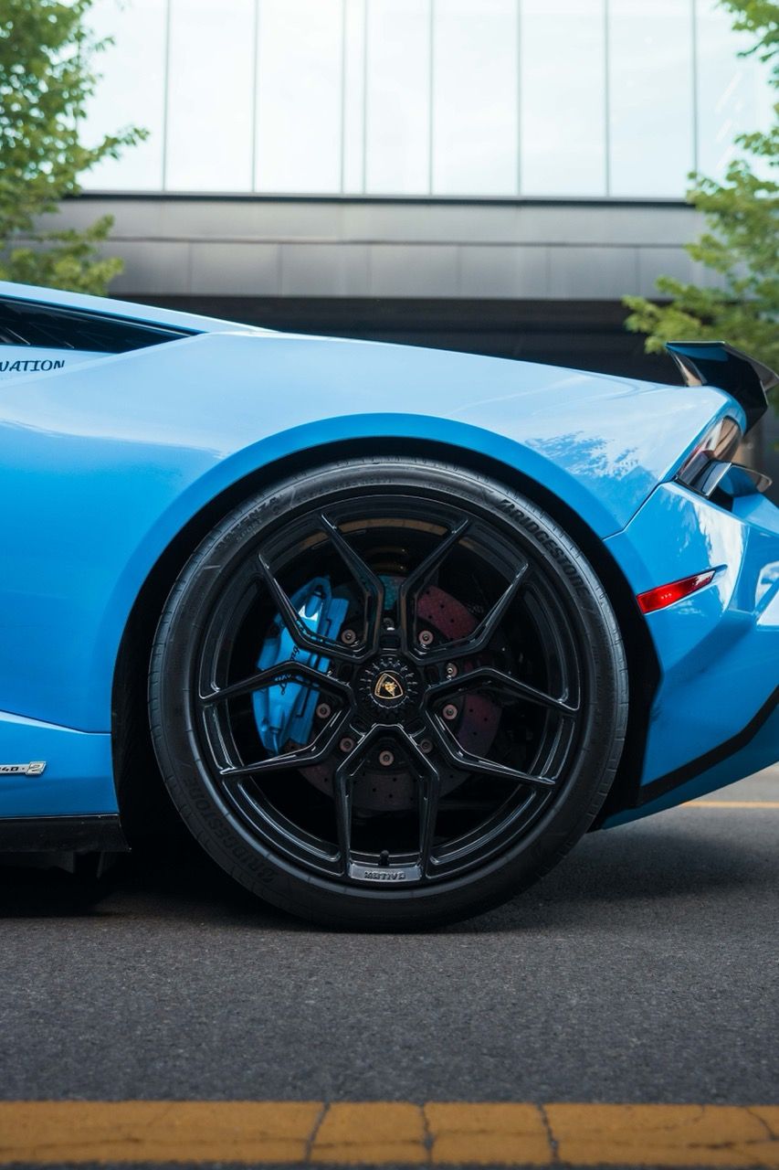Lamborghini Huracan Tecnica with Motivo Forged MB-L custom wheels in gloss black rear half wheel view