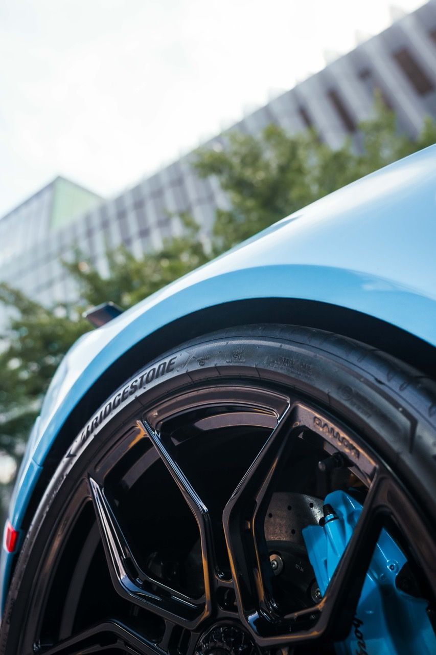 Lamborghini Huracan Tecnica with Motivo Forged MB-L custom wheels in gloss black face rear wheel close view